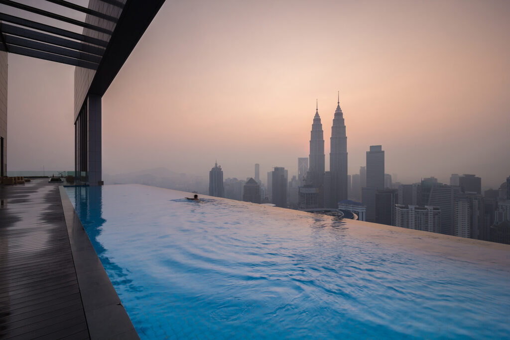 Kuala,Lumpur,malaysia-,January,13,2016:a,Man,Swims,In,Infinity,Pool